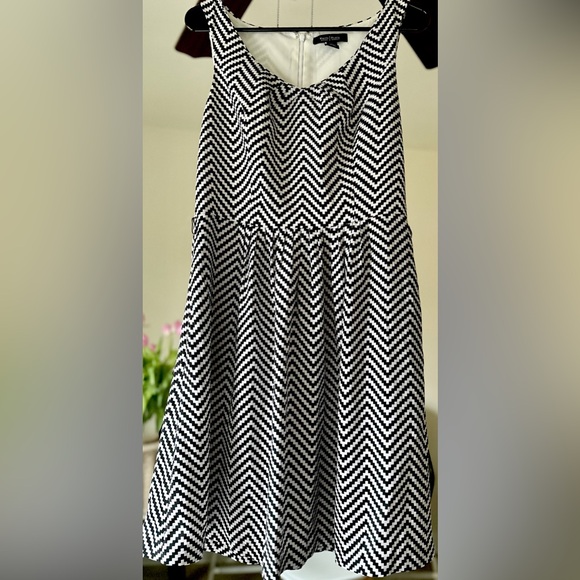 Elegant Black and White Chevron Mini Dress - Picture 3 of 9